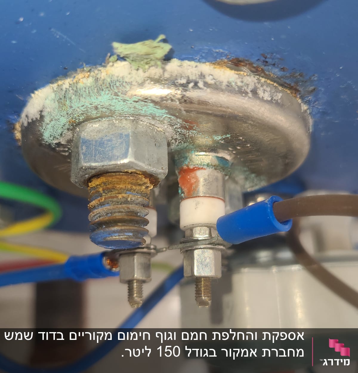 חיבורים חשמליים ודוד שמש עם חלודה